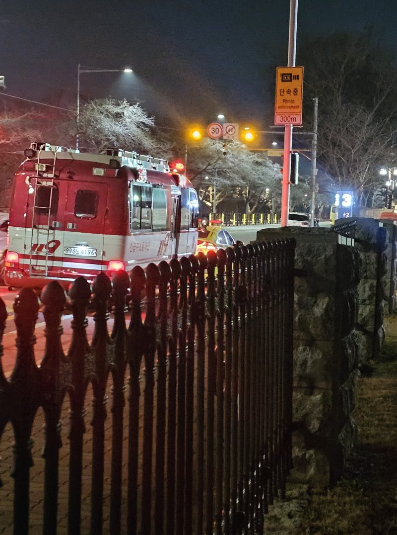 [서울=뉴시스] 한재혁 기자 = 9일 서울 영등포구 국회 담장에서 화재가 발생해 소방이 출동해 있다. 2025.12.09. saebyeok@newsis.com
