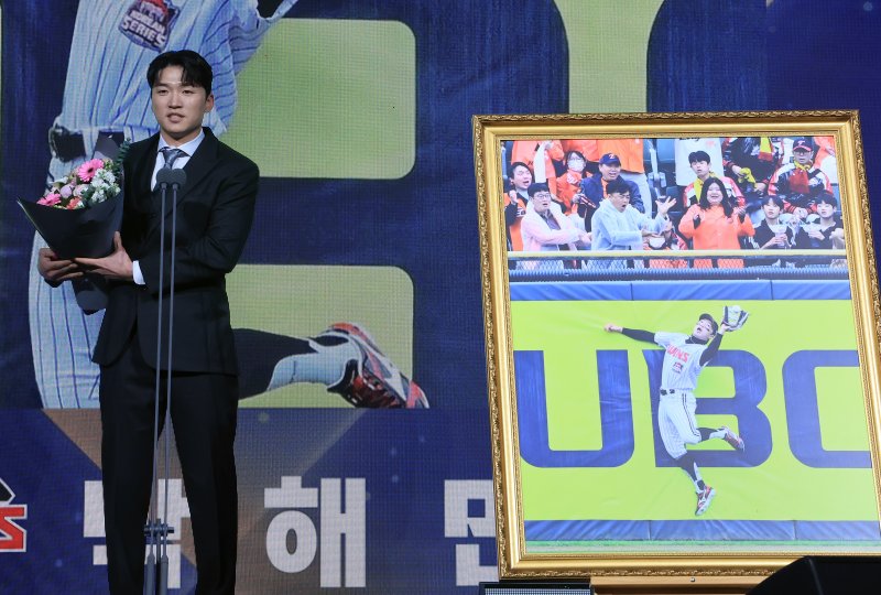 LG 트윈스 박해민이 9일 서울 송파구 잠실동 롯데호텔 월드에서 진행된 2025 신한은행 SOL 뱅크 KBO 골든글러브 시상식에서 골든포토상을 수상한 뒤 소감을 말하고 있다. 올 한 해 최고의 장면을 연출한 선수에게 시상하는 골든포토상은 한국스포츠사진기자회의 특별상으로 1994년 신설되었다. 올해 선정된 사진은 LG 박해민이 한국시리즈 1차전에서 한화 문현빈의 장타성 타구를 펜스 앞에서 점프캐치 하는 장면이다. 골든포토상 수상자에게는 트로피와 액자, 니콘이미징코리아에서 후원한 미러리스 카메라가 부상으로 전달된다. 2025.12.9/