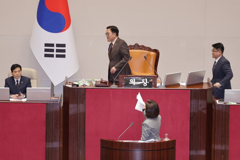 나경원 국민의힘 의원이 9일 서울 여의도 국회에서 열린 제429회국회(정기회) 제16차 본회의에서 무제한 토론(필리버스터) 중 우원식 의장이 정회를 선포하자 항의하고 있다. 2025.12.9/뉴스1 ⓒ News1 신웅수 기자