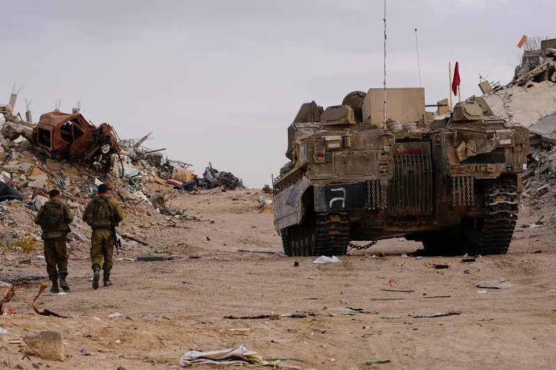 지난 8일(현지시간) 팔레스타인 가자지구 남쪽 라파 검문소 인근에서 이스라엘군 병사들이 이동하고 있다.AP연합뉴스