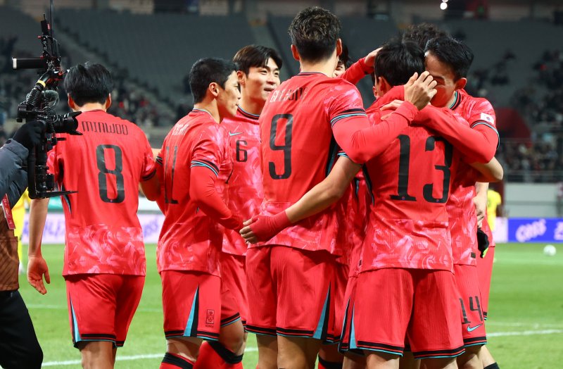 [서울=뉴시스] 황준선 기자 = 18일 오후 서울 마포구 서울월드컵경기장에서 열린 축구 국가대표팀 평가전 대한민국과 가나의 경기, 후반 팀의 첫 골을 넣은 한국 이태석과 선수들이 기쁨을 나누고 있다. 2025.11.18. hwang@newsis.com