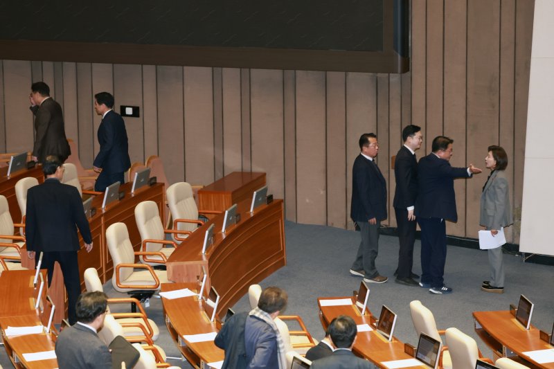 [서울=뉴시스] 고승민 기자 = 우원식 국회의장이 9일 서울 여의도 국회에서 열린 제429회국회(정기회) 제16차 본회의에서 나경원 국민의힘 의원의 필리버스터가 의제와는 상관없이 진행되자 본회의를 정회시킨 뒤 회의장을 나서고 있다. 2025.12.09. kkssmm99@newsis.com