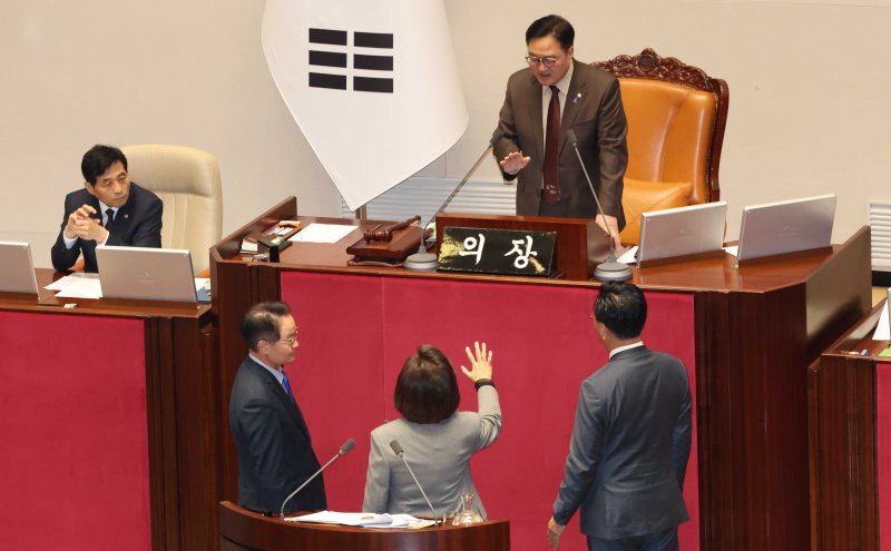 [서울=뉴시스] 조성봉 기자 = 우원식 국회의장이 9일 서울 여의도 국회에서 열린 제429회국회(정기회) 제16차 본회의에서 가맹사업거래의 공정화에 관한 법률 일부개정법률안에 대해 무제한 토론을 하는 나경원 국민의힘 의원과 대화를 하고 있다. 2025.12.09. suncho21@newsis.com