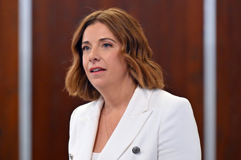 [캔버라(호주)=AP/뉴시스]아니카 웰스 호주 통신부장관이 3일 캔버라의 언론인클럽에서 연설하고 있다. 그녀는 호주에서 다음주부터 16세 연령 제한 시행이 시작되면 소셜미디어 플랫폼들은 매달 폐쇄되는 어린이 계정 수를 보고해야 한다고 말했다. 소셜미디어 플랫폼들은 6세 미만 호주 어린이들의 계정을 삭제하는 합리적 조치를 취하지 않을 경우 10일부터 최대 5000만 호주 달러(약 483억원)의 벌금을 부과받게 된다. 2025.12.03.