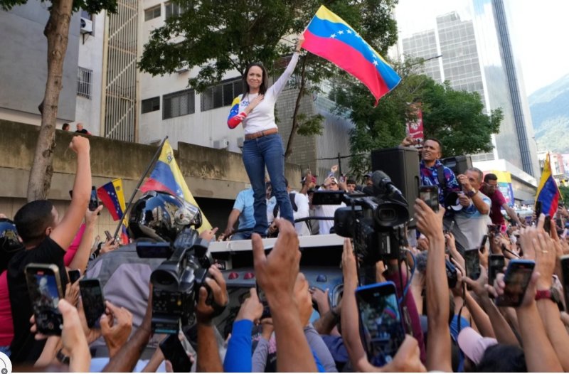 [카라카스=AP/뉴시스] 베네수엘라 야당 지도자 마리아 코리나 마차도가 1월 9일 카라카스에서 니콜라스 마두로 대통령의 3선 취임에 반대하는 시위를 벌이고 있다. 마두로는 이후 11개월 가량 공식 석상에 모습을 드러내지 않았다.2025.12.10. *재판매 및 DB 금지