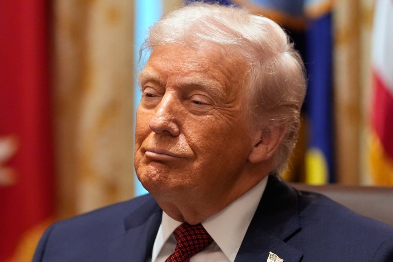 [워싱턴=AP/뉴시스]도널드 트럼프 미국 대통령이 8일(현지 시간) 미국 워싱턴DC 백악관에서 농민들과 라운드테이블 미팅을 진행하고 있다. 2025.12.10.