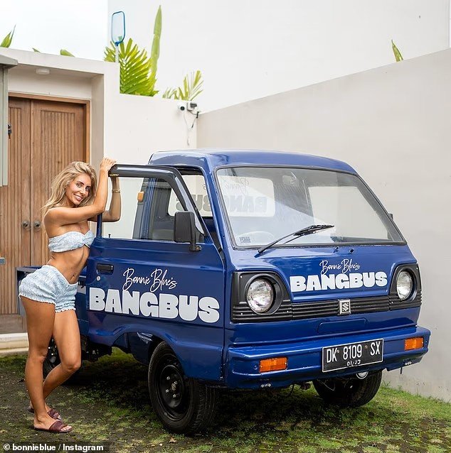 [서울=뉴시스] 보니 블루와 그가 음란물 촬영에 이용한 트럭. (사진출처: 인스타그램 캡처)2025.12.09.