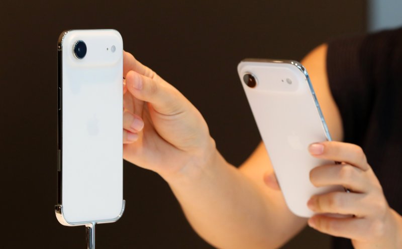 [서울=뉴시스] 김혜진 기자 = 19일 서울 중구 명동 애플스토어에서 고객들이 애플 신제품 아이폰 에어 제품을 살펴보고 있다. 2025.09.19. jini@newsis.com