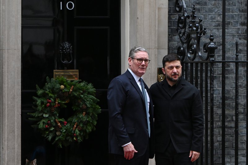 [런던=AP/뉴시스] 키어 스타머 영국 총리와 볼로디미르 젤렌스키 우크라이나 대통령이 8일 런던 다우닝가 10번지 총리 관저 정문 앞에서 대화하고 있다.2025.12.10.