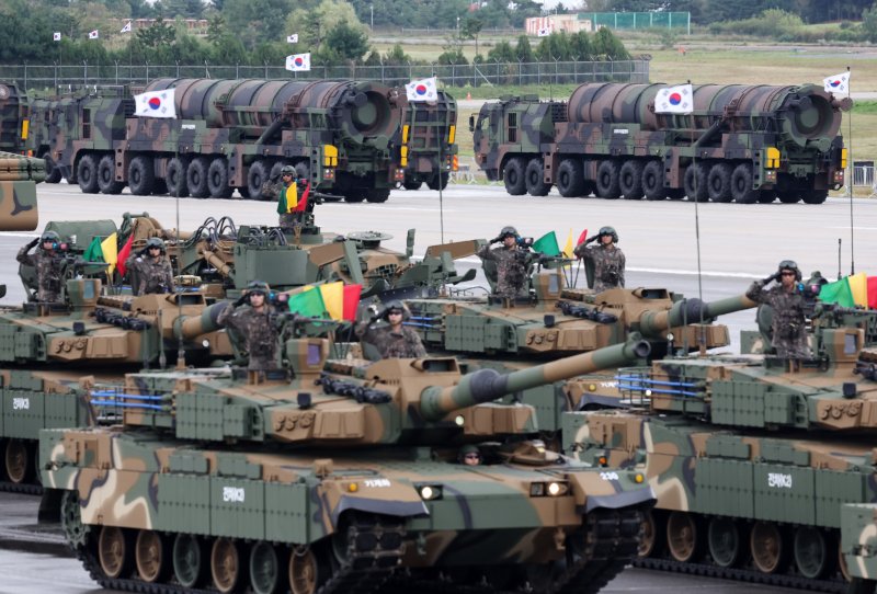 [성남=뉴시스] 김명년 기자 = 1일 오전 경기 성남시 서울공항에서 열린 건군 제76주년 국군의 날 기념식에서 K-2 전차가 분열하고 있다. kmn@newsis.com