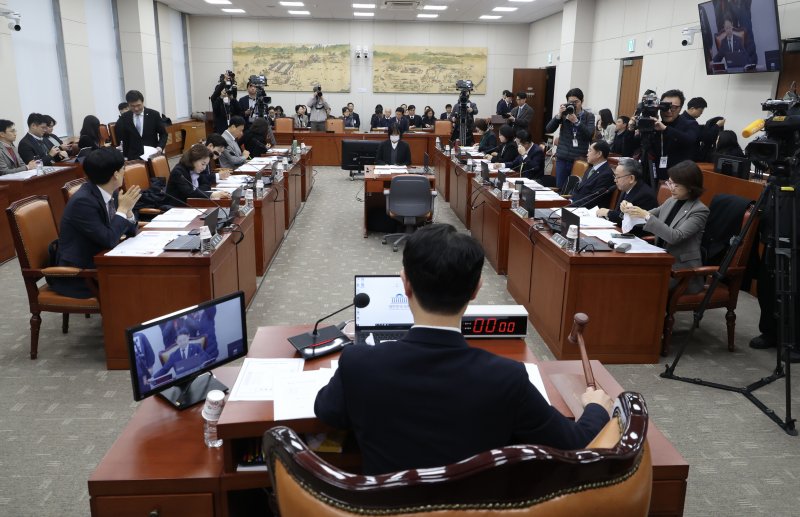 [서울=뉴시스] 조성봉 기자 = 김영호 국회 교육위원장이 9일 오전 서울 여의도 국회에서 열린 교육위원회 전체회의에서 의사봉을 두드리고 있다. 2025.12.09. suncho21@newsis.com