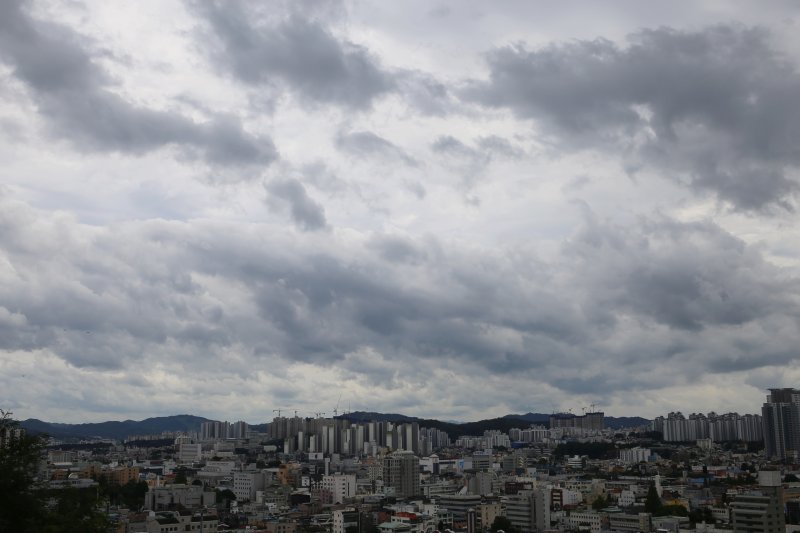 [청주=뉴시스] 서주영 기자 = 절기상 대서(大暑)인 22일 충북 청주의 하늘이 흐리다. 2024.07.22. juyeong@newsis.com *재판매 및 DB 금지