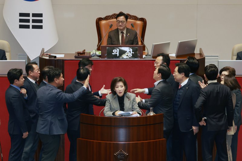 [서울=뉴시스] 고승민 기자 = 나경원 국민의힘 의원이 9일 서울 여의도 국회에서 열린 제429회국회(정기회) 제16차 본회의에서 가맹사업거래의 공정화에 관한 법률 일부개정법률안에 대한 필리버스터를 하던 중 의제와는 관련없는 발언을 이어가자 여야 의원들이 나와 언쟁을 벌이고 있다. 2025.12.09. kkssmm99@newsis.com