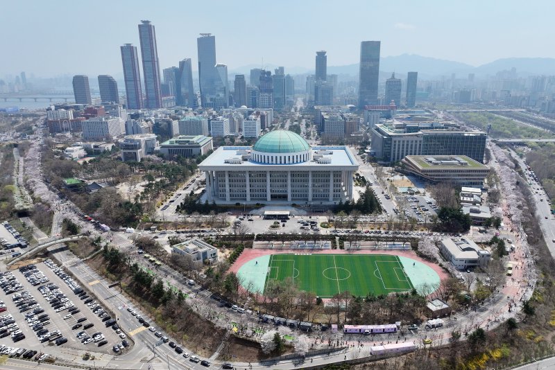 서울 영등포구 여의도에서 드론으로 촬영한 국회의사당 전경. 2025.4.8/뉴스1 ⓒ News1 김진환 기자