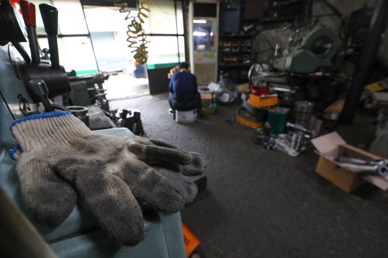 [서울=뉴시스] 황준선 기자 = 지난 2023년 6월 5일 오전 서울 영등포구 문래동 철공소 밀집지역의 한 금속 제조·가공 업체에서 업주가 업무를 보고 있다. (사진은 기사와 직접 관련이 없습니다.) 2025.12.10. hwang@newsis.com