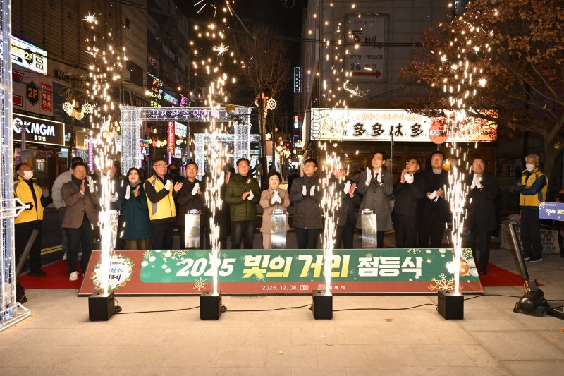 [거제=뉴시스] 신정철 기자 = 거제시는 8~9일 양일간 고현동 신현농협 앞과 옥포 국민은행 앞에서 ‘빛의 거리’ 점등식을 개최했다. 사진은 지난 8일, 변광용 거제시장과 시의원, 지역 상인, 주민 등이 참석한 가운데 고현동 빛의 거리 점등식을 갖고 있다.(사진=거제시 제공).2025.12.09. photo@newsis.com *재판매 및 DB 금지