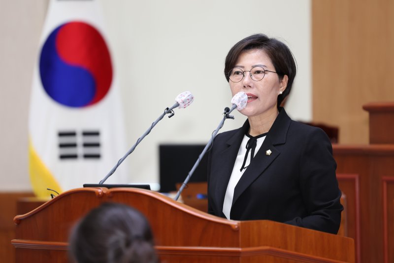 [고성(경남)=뉴시스] 신정철 기자 = 경남 고성군의회 기획행정위원회 이정숙 의원은 지난 8일 개회된 고성군의회 제306회 제2차 정례회 제2차 본회의에서 5분 자유발언을 통해 "지방소멸의 심각한 현실속에서 우리 고성군이 다시 활력을 되찾을 수 있는 귀농·귀촌인 정착 지원정책의 강화”을 촉구했다. 사진은 이정숙 의원의 5분 자유발언 모습.(사진=고성군의회 제공).2025.12.09. photo@newsis.com *재판매 및 DB 금지