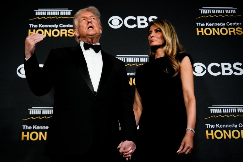 [워싱턴=AP/뉴시스] 도널드 트럼프 미국 대통령 내외가 7일 워싱턴의 케네디 공연예술센터 제48회 케네디센터 공로상 수상자 축하 행사 레드카펫에서 발언하고 있다. 2025.12.10.