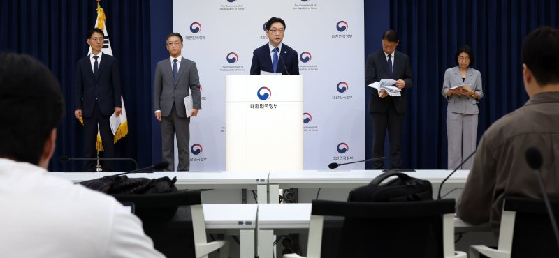 [세종=뉴시스] 강종민 기자 = 김경수 대통령직속 지방시대위원장이 30일 세종시 정부세종청사에서 5극3특 국가균형성장 추진전략을 발표하고 있다. 2025.09.30. ppkjm@newsis.com