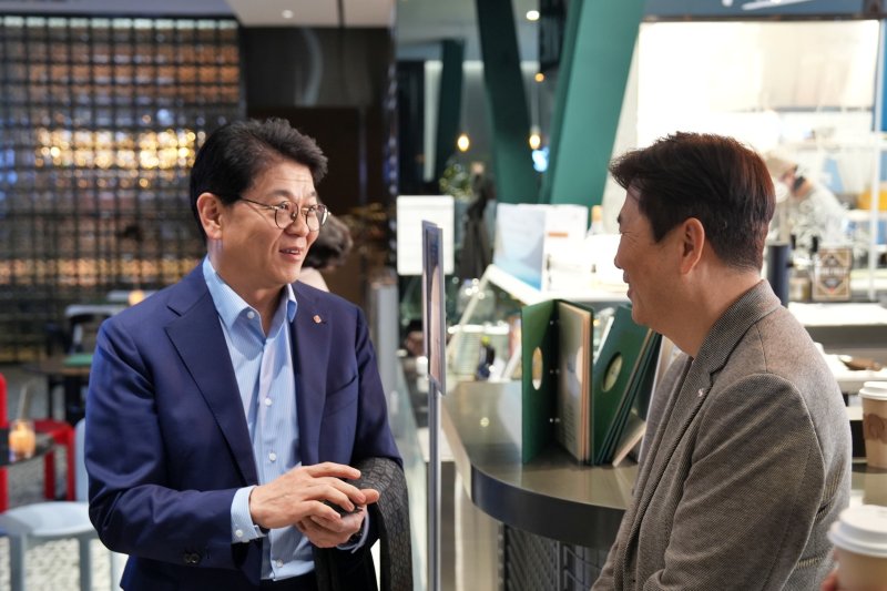 9일 롯데마트 제타플렉스 잠실점 내 보틀벙커 비스트로에서 진행된 '2026 롯데마트&롯데슈퍼 파트너스 데이'에 차우철 롯데마트·슈퍼 대표이사(왼쪽)가 참석하고 있다.(사진=롯데마트 제공) *재판매 및 DB 금지