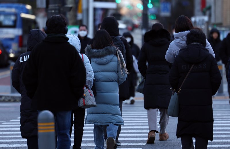 서울의 최저기온이 영하 10도 가까이 떨어진 4일 오전 서울 광화문네거리 일대에서 시민들이 추위 속 출근길 발걸음을 옮기고 있다. 2025.12.4/뉴스1 ⓒ News1 구윤성 기자