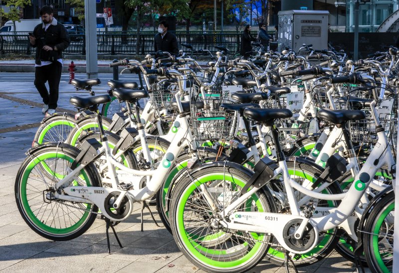 [서울=뉴시스] 정병혁 기자 = 12일 서울시내 따릉이 대여소에 자전거가 세워져있다.2025.11.12. jhope@newsis.com