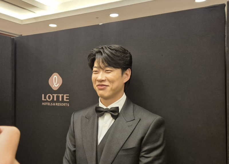 [서울=뉴시스] 문채현 기자 = 프로야구 키움 히어로즈 송성문이 9일 서울 송파구 롯데호텔 월드에서 열린 2025 신한 쏠뱅크 KBO 골든글러브 시상식에 참석해 취재진과 인터뷰를 하고 있다. 2025.12.09. dal@newsis.com *재판매 및 DB 금지