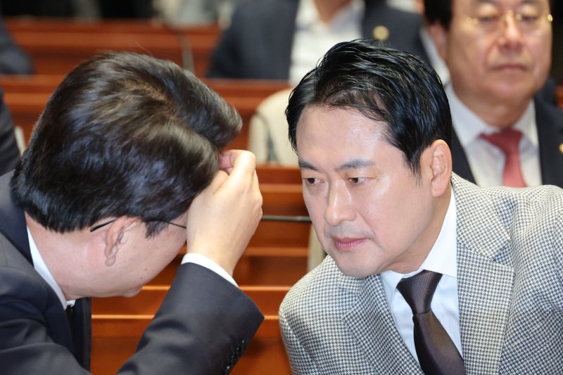 장동혁 국민의힘 대표와 신동욱 의원이 8일 서울 여의도 국회에서 열린 의원총회 및 이재명 정권 독재악법 국민고발회에서 대화하고 있다. 2025.12.8/뉴스1 ⓒ News1 신웅수 기자