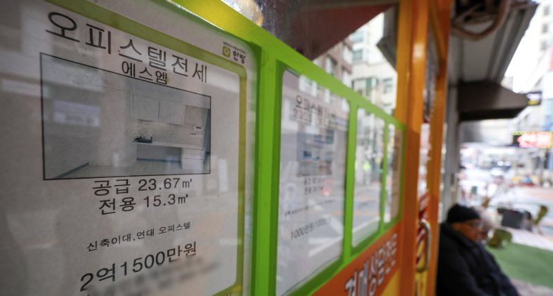 [서울=뉴시스] 정병혁 기자 = 7일 서울시내 부동산에 오피스텔 매물 안내문이 붙어 있다. 2025.12.07. jhope@newsis.com