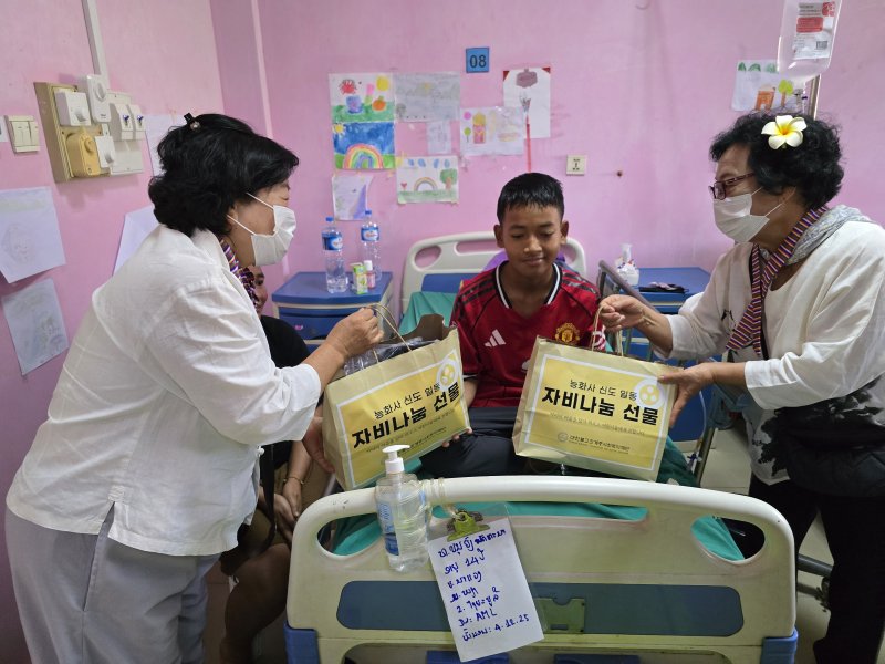 자비나눔 선물세트를 전달하는 모습