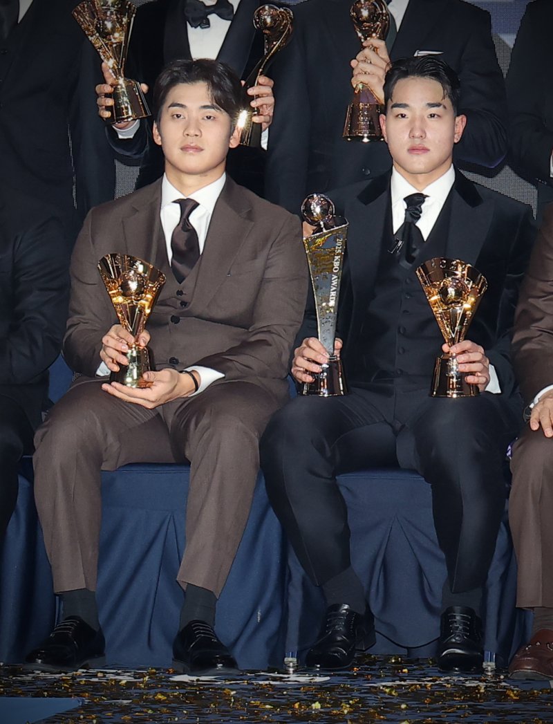 KT 위즈 박영현과 안현민. (KT 제공)