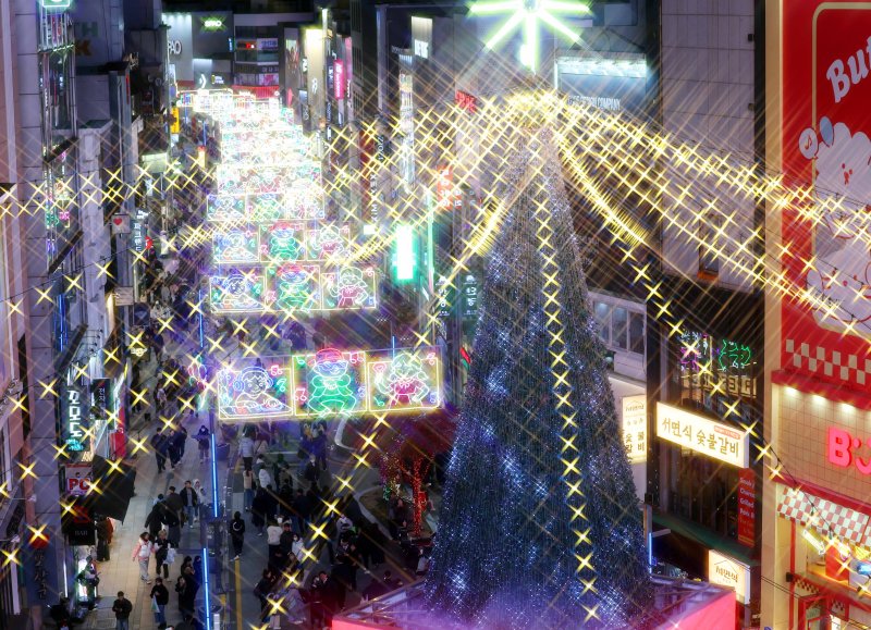 [부산=뉴시스] 하경민 기자 = '2025 광복로 겨울빛 트리축제'가 열린 6일 부산 중구 광복로 일대에 대형 트리와 빛 조형물 등이 화려하게 불을 밝히고 있다. 광복로 트리축제는 내년 2월22일까지 계속된다. 2025.12.07. yulnetphoto@newsis.com