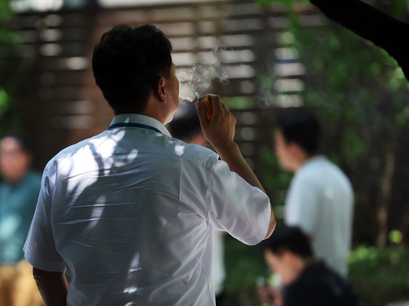 서울 종로구 흡연구역에서 시민들이 담배를 피우는 모습. /뉴스1 ⓒ News1