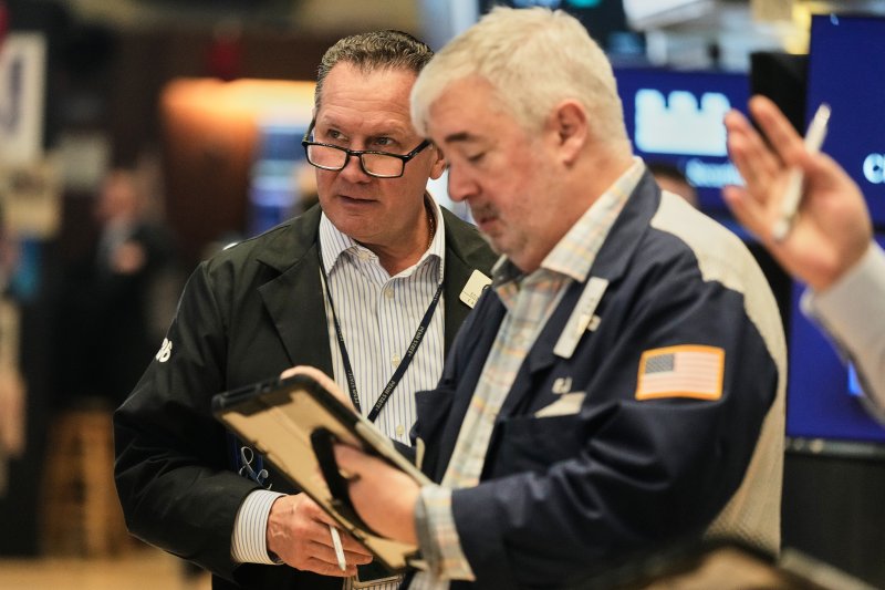 [뉴욕=AP/뉴시스]미국 뉴욕증시에서 9일(현지 시간) 주요 지수는 연방준비제도(연준·Fed)의 금리 결정을 앞두고 혼조 마감했다. 사진은 지난 10월 15일 트레이더들이 뉴욕증권거래소(NYSE)에서 업무를 보고 있는 모습. 2025.12,10.