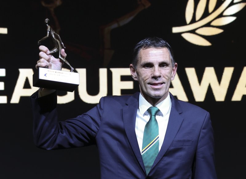 [서울=뉴시스] 김근수 기자 = K리그1 감독상을 수상한 거스 포옛 전북현대모터스 감독이 지난 1일 서울 서대문구 스위스 그랜드호텔에서 열린 하나은행 K리그 2025 대상 시상식에서 기념촬영을 하고 있다. 2025.12.01. ks@newsis.com