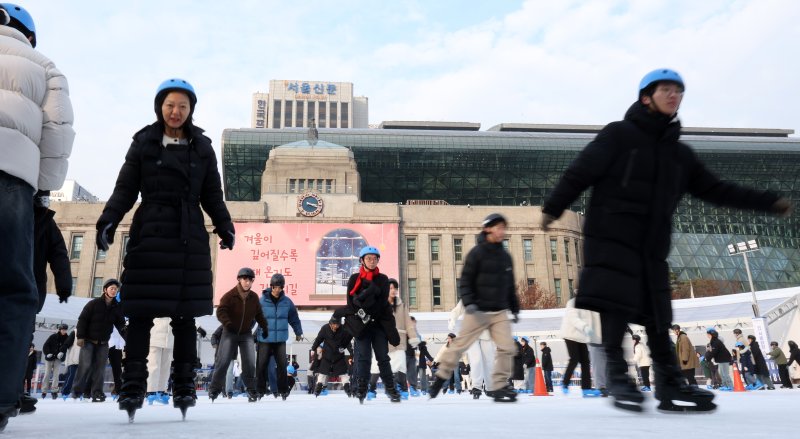 서울 중구 서울광장 스케이트장을 찾은 시민들이 스케이팅을 즐기고 있다. 2024.12.20/뉴스1 ⓒ News1 김성진 기자