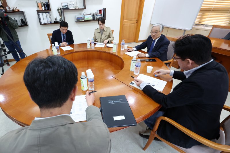 [서울=뉴시스] 조성우 기자 = 조남돈(오른쪽 두 번째) 한국프로축구연맹 상벌위원장이 지난 10월21일 오후 서울 종로구 축구회관에서 사회관계망서비스(SNS)를 통해 심판 판정에 불만을 제기한 거스 포옛 전북 현대 감독에 대한 징계 여부 논의를 위해 열린 상벌위원회를 주재하고 있다.포옛 감독은 지난 3일 제주월드컵경기장에서 열린 제주 SK와 전북의 리그 경기 이후 자신의 SNS에 심판 판정에 대한 불만을 토로했다. 2025.10.21. xconfind@newsis.com