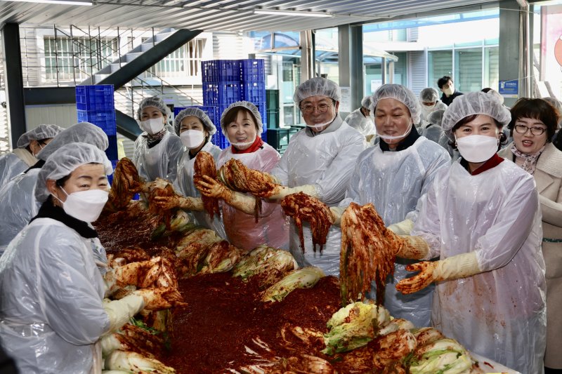 [김해=뉴시스]김해시 연말 김장 나눔행사. (사진=김해시 제공). 2025.12.10. photo@newsis.com