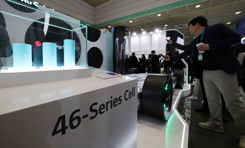 5일 서울 강남구 코엑스에서 개막한 ‘인터배터리 2025’ LG에너지솔루션 부스에 46시리즈 원통형 배터리가 전시돼있다. 2025.3.5/뉴스1 ⓒ News1 박세연 기자
