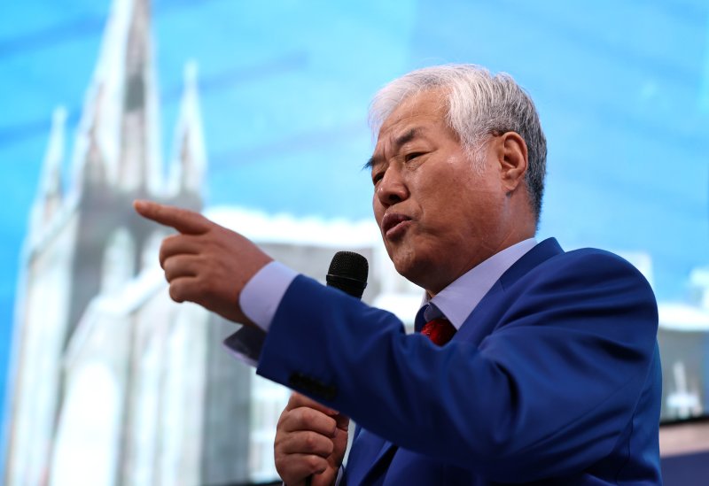 24일 오전 서울 성북구 사랑제일교회에서 전광훈 목사가 '국민저항권' 관련 기자회견을 하고 있다. 2025.11.24/뉴스1 ⓒ News1 구윤성 기자