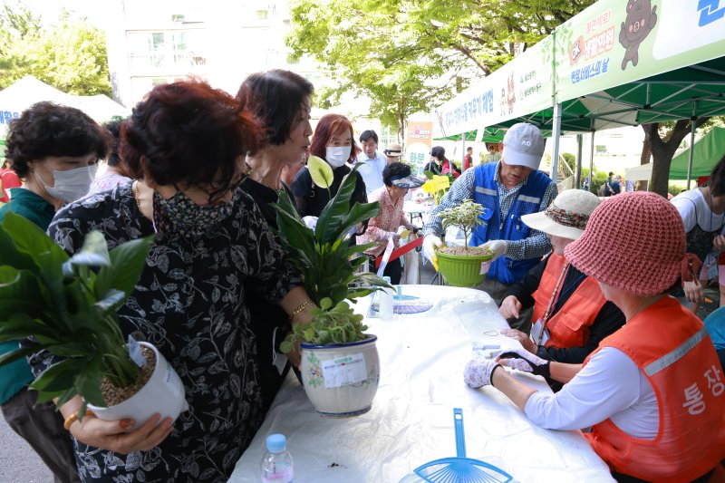 [울산=뉴시스] 지난 9월 3일 울산 동구 화정주공아파트 일원에서 열린 OK 생활민원 현장서비스의 날 (사진=울산 동구 제공) photo@newsis.com *재판매 및 DB 금지
