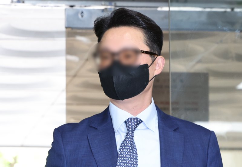 [서울=뉴시스] 건진법사 전성배씨를 통해 김건희 여사에게 고가 선물을 전달하고 통일교의 현안을 청탁한 의혹을 받는 윤영호 전 세계평화통일가정연합(통일교) 세계본부장이 지난 7월 30일 오전 서울 서초구 서울중앙지방법원에서 열린 구속 전 피의자 심문(영장실질심사)에 출석하고 있다. (사진=뉴시스DB). photo@newsis.com