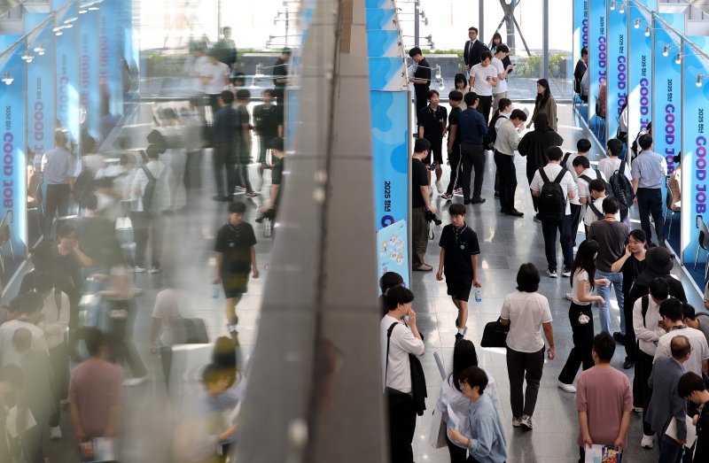 [대구=뉴시스] 이무열 기자 = 23일 대구 수성구 수성알파시티 SW융합테크비즈센터(DNEX)에서 열린 ‘2025 청년 굿잡(GOOD JOB) 일자리 박람회’를 찾은 취업 준비생들이 현장면접을 보고 있다. 2025.09.23. lmy@newsis.com