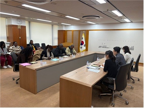 9일 카메룬 국가항만청 대표단이 부산시청 방문 모습.(부산시 제공. 재판매 및 DB금지)