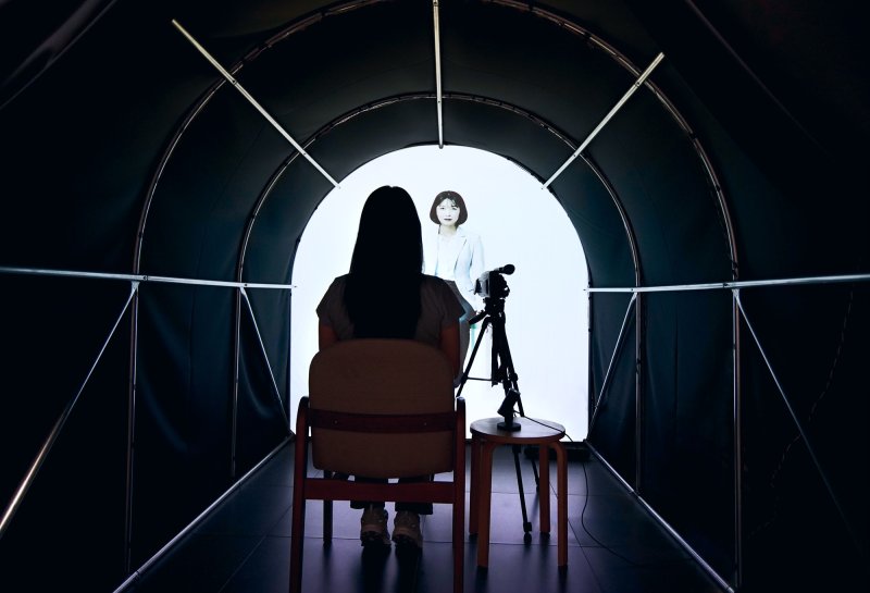 AI로 생성된 10년 후의 나를 직접 마주하고 대화할 수 있는 '미래 추억 스튜디오'(KAIST 제공) /뉴스1