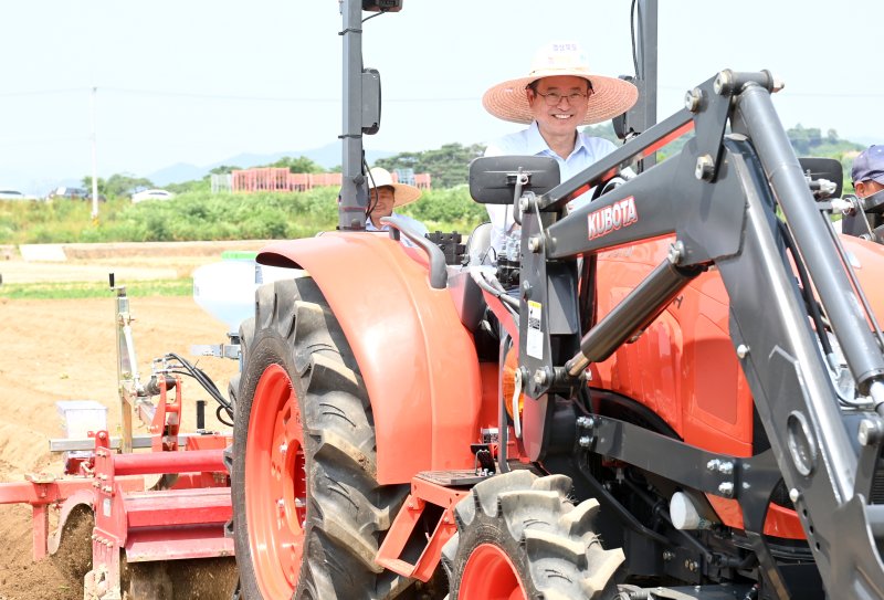 [안동=뉴시스] 2023년 6월 문경시 영순면 율곡리 공동영농단지 들녘에서 진행된 '농업대전환의 씨앗' 파종 행사에서 이철우 경북지사가 농기계로 직접 파종을 하고 있다. 이 곳은 경북 최초의 2모작 공동영농 단지다. (사진=경북도 제공) 2025.12.10. *재판매 및 DB 금지