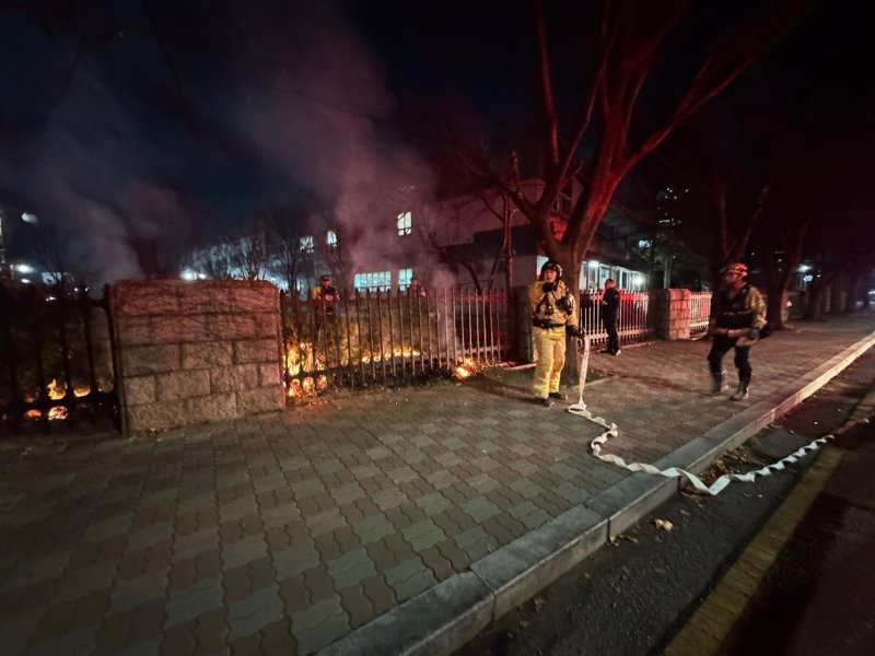 전날(9일) 오후 8시 10분쯤 국회의사당 담장에서 방화로 추정되는 화재가 발생했다. 2025.12.10. (사진. 영등포소방서 제공)