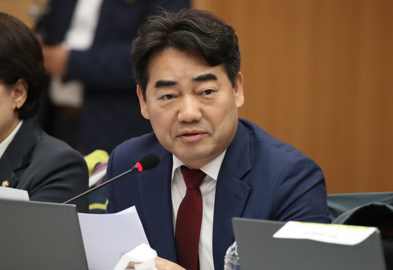 이성권 국민의힘 의원이 27일 오전 대구시청 산격청사에서 열린 국회 행정안전위원회의 대구시에 대한 국정감사에서 질의하고 있다. 2025.10.27/뉴스1 ⓒ News1 공정식 기자