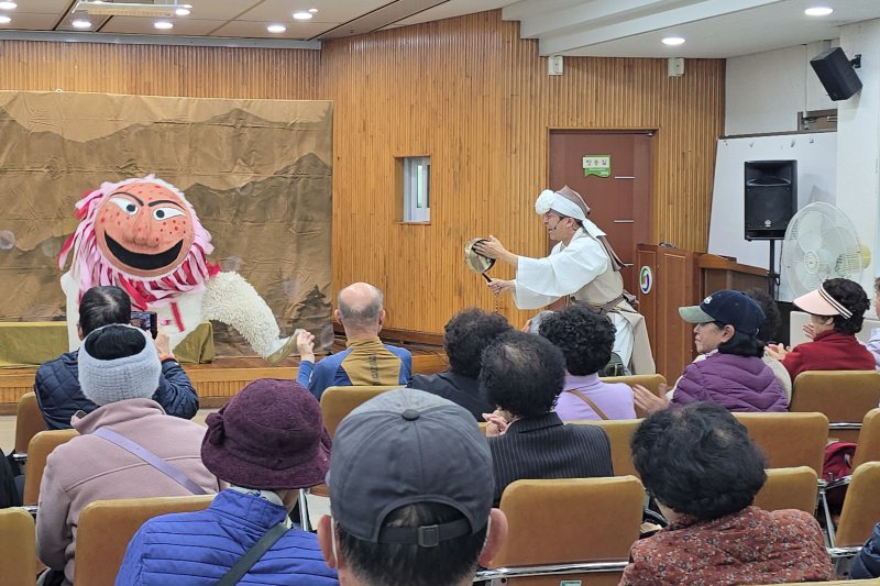 충주시노인복지관의 상시 문화공연 '청춘떴다방'.(충주시 제공. 재판매 및 DB금지)/뉴스1