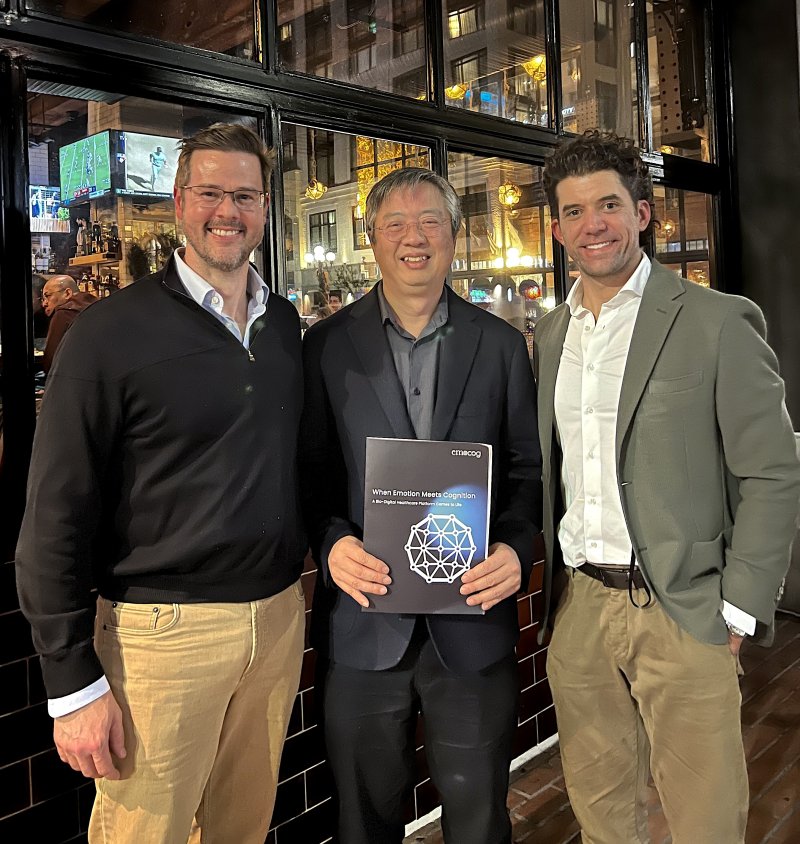 12월 첫째 주 미국 샌디에이고에서 열린 알츠하이머 임상시험 국제학회 'CTAD(Clinical Trials on Alzheimer’s Disease) 2025'에서 이모코그 이준영 대표(가운데)와 퀀터릭스 벤 메도우즈 최고상업책임자(왼쪽, Ben Meadows, Chief Commercial Officer), 재커리 페르난데즈 Simoa 진단부문 부사장 (오른쪽, Zachary Fernandes, VP of Simoa Diagnostics/GM, Lucent Diagnostics)이 Simoa 플랫폼의 한국 체외진단의료기기(IVD